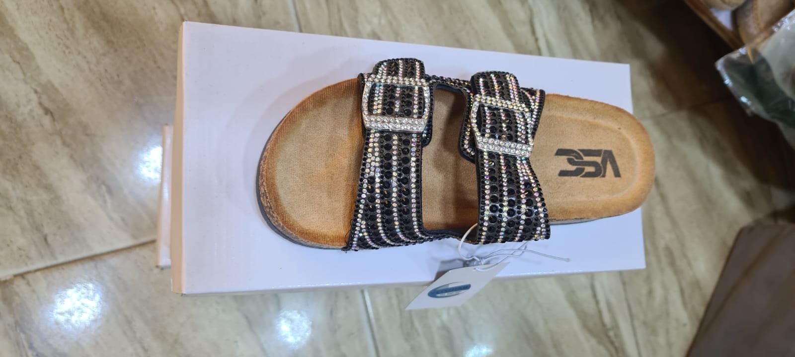 سندالة الجلد نسائية